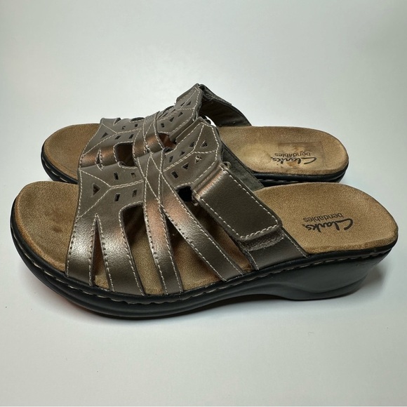 Clarks Bendable Womens Sandals Wedge Slip On Metallic Strappy Leather 8.5 XW - Picture 7 of 12